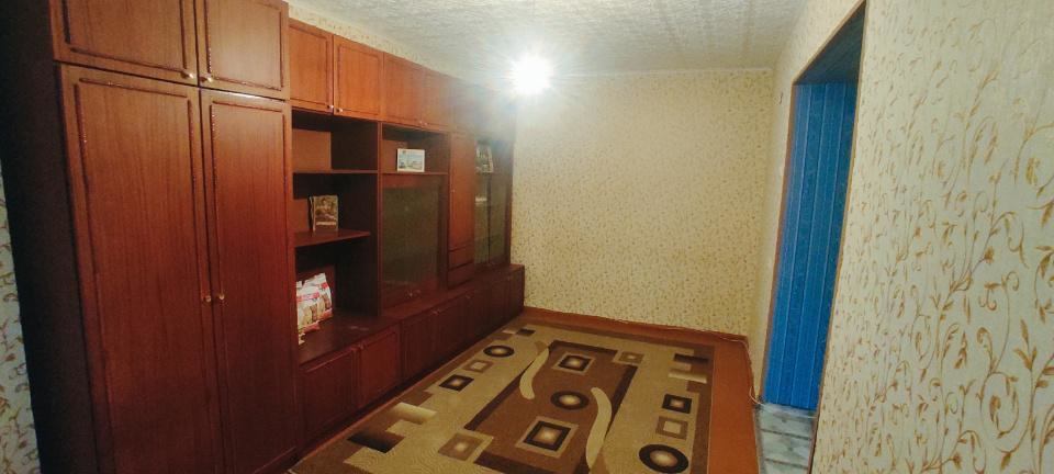 Продается уютная 1 комнатная квартира общей площадью 27.4 кв.м, расположенная в одном из востребованных районов города - Военный городок на 4-ом этаже 5-этажного кирпичного дома, по адресу: пер. Ленинградский, 84. В квартире установлены пластиковые окна,поменяны радиаторы отопления на Биметалличес